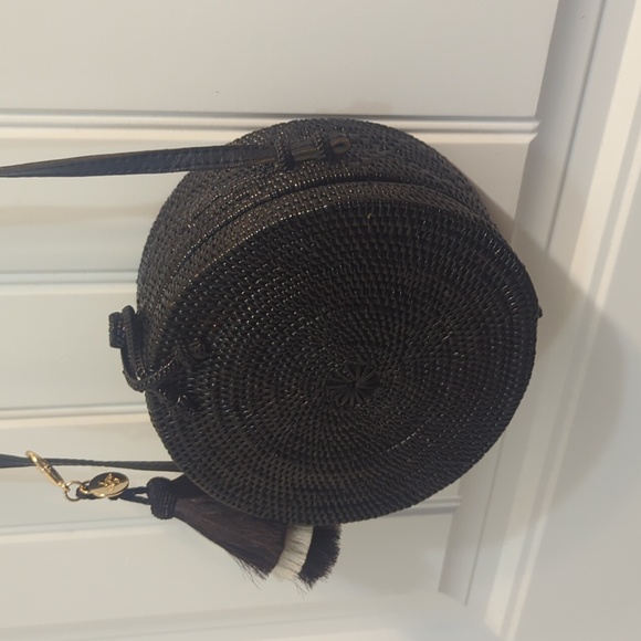 Bosom Buddy Circular Straw Handbag - Picture 4 of 10